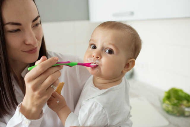 متى يكون استفراغ الرضيع غير طبيعي؟