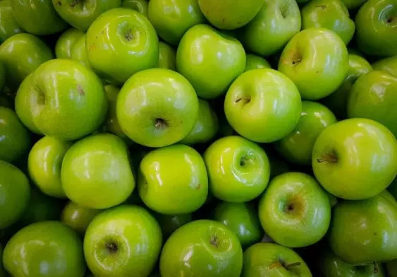 كم سعرة حرارية في التفاحة الخضراء